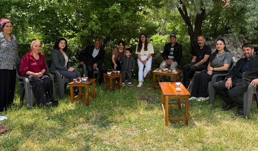 DEM Parti Hakkâri Milletvekilleri Bayramda Vatandaşlarla Buluştu