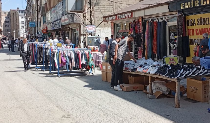 Bayrama 3 Gün Kala Hareketlilik: Esnaf Stant Kurdu, Vatandaş Ucuz Ürün Peşinde