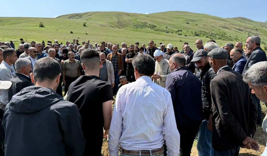 Saygı, gözyaşları içinde toprağa verildi