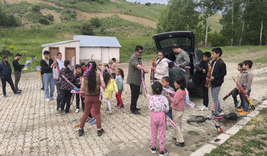Yüksekova’da 140 Köy Çocuğuna Uçurtma Sürprizi