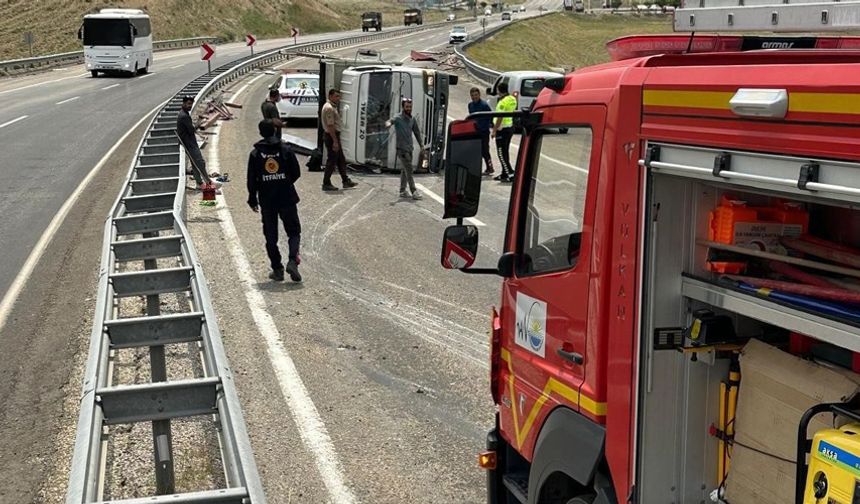 Van-Gürpınar karayolunda kamyonet yan yattı: 1 yaralı