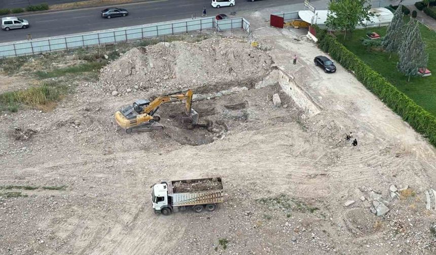 89 kişinin hayatını kaybettiği Galeria İş Merkezi’nin yerinde dönüşümünde ilk kepçe vuruldu