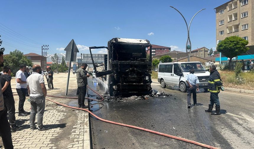 Yüksekova’da Maden Yüklü Tır Alev Aldı