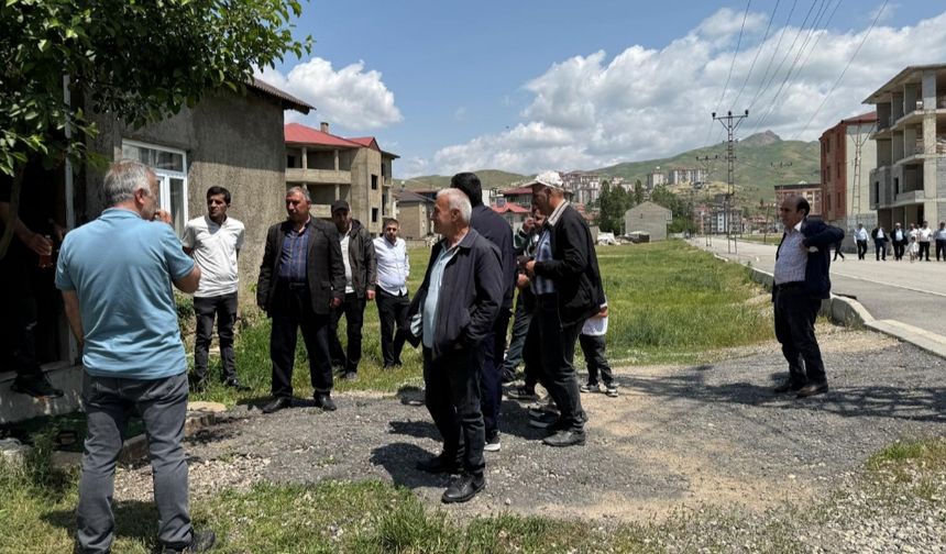 Yüksekova’da Vatandaşlar Asırlık Bayramlaşma Geleneğini Sürdürüyor