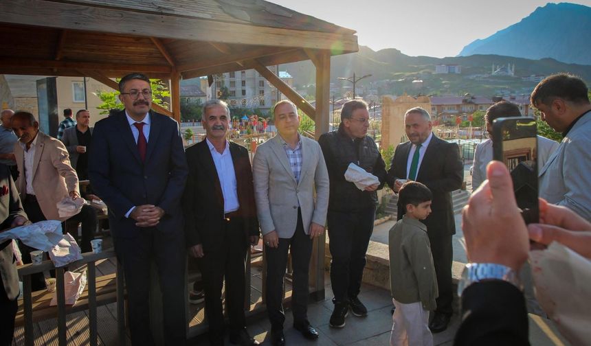 Vali Ali Çelik, Bayram Namazı Sonrası Vatandaşlarla Bayramlaştı