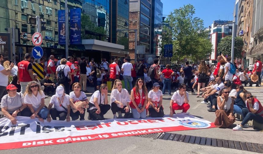 İzmir Büyükşehir’de, grev beşinci gününde işçilerin eylemi sürüyor
