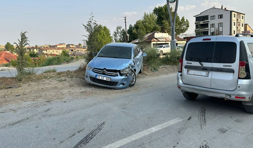 Yüksekova'da otomobil ile kamyon çarpıştı: 5 Yaralı