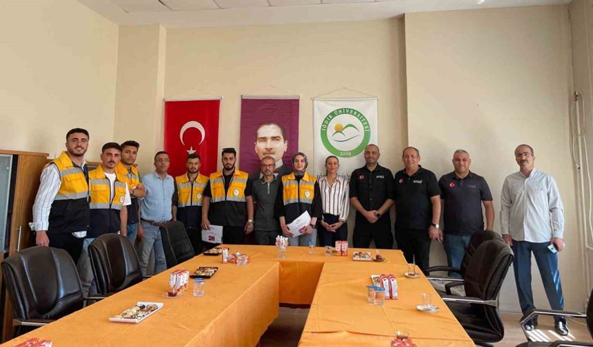 Üniversite ile İl Afet Ve Acil Durum Müdürlüğü arasında AFAD destek gönüllüsü kimlik dağıtım töreni gerçekleştirildi