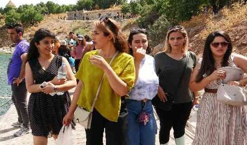 Bayramda Akdamar Adası ve ören yerlerine ziyaretçi akını