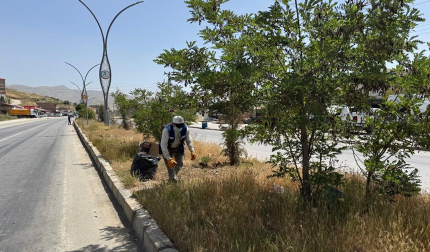 Orta refüj çöplerden temizleniyor