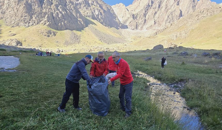 Doğa Severlerden Yüksekova’da Örnek Davranış