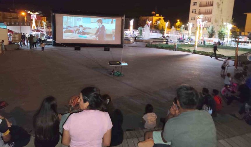 Hakkari’de açık hava sinema günlerine yoğun ilgi
