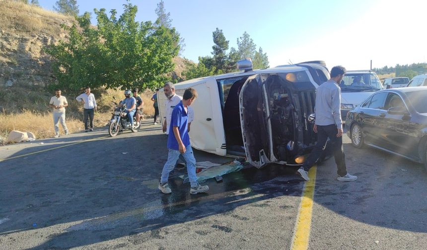 Şanlıurfa’da işçi servisi ile otomobil çarpıştı: 12 yaralı