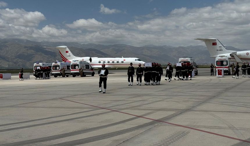 Yüksekova'da 6 Asker İçin Tören Düzenlendi