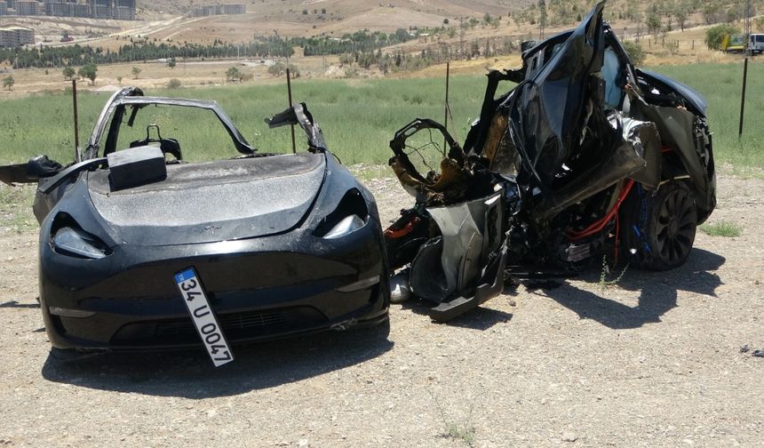 Tesla aracı kaza yaptı: İki hemşire hayatını kaybetti
