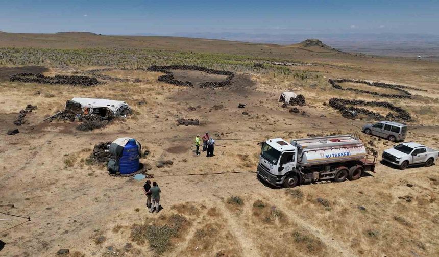 Diyarbakır’da yaylada kalan besicilerin hayvanlarına tankerlerle su taşınıyor