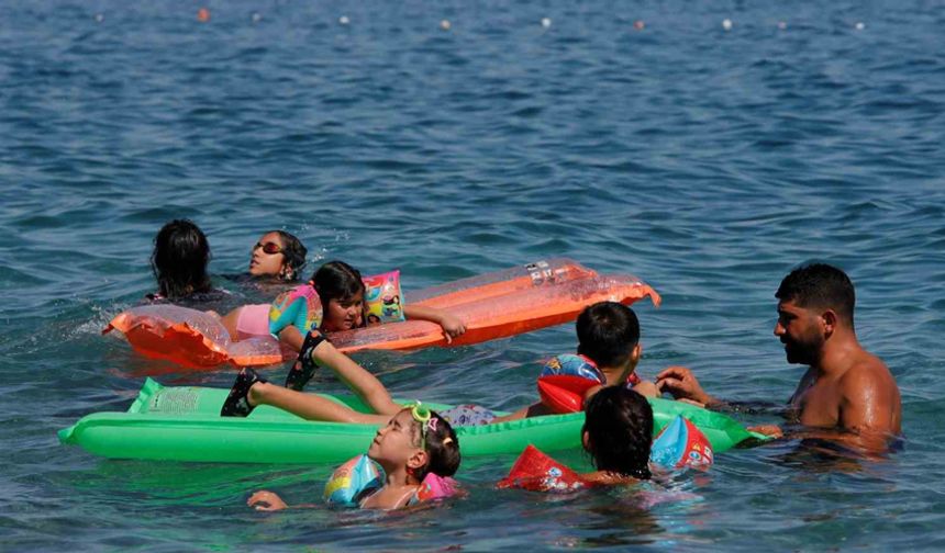 Antalya’nın deniz suyu sıcaklığı 33 dereceyle İstanbul ve Ankara’nın sıcak havasını geride bıraktı