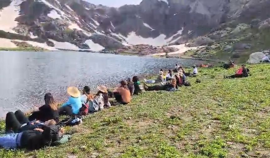 Yüksekova’nın simgesi Sat Gölleri dağcılara ev sahipliği yaptı