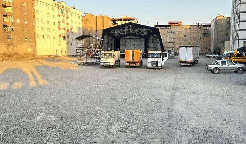 Yüksekova'da Merve Özbey konseri için hazırlıklar başladı