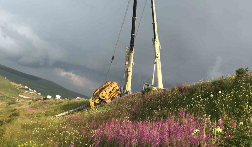 Uçuruma yuvarlanan TIR dorsesi ve dozer vinçle çıkartıldı
