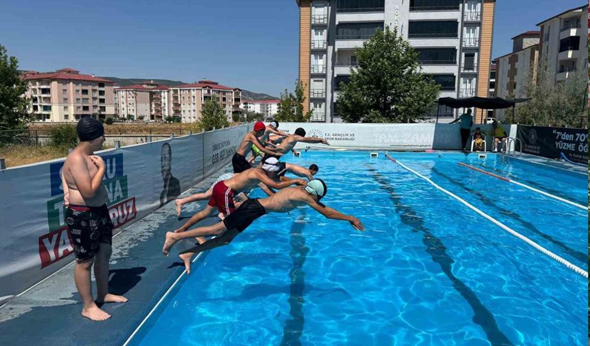 Elazığ’da çocuklar hem öğreniyor hem eğleniyor