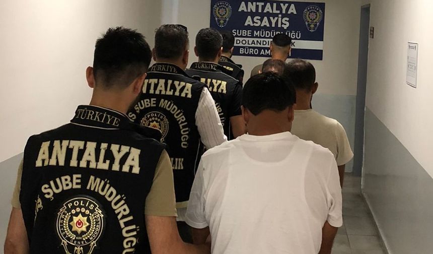 Antalya’da kendini devlet görevlisi olarak tanıtıp vurgun yapan 4 şüpheli tutuklandı