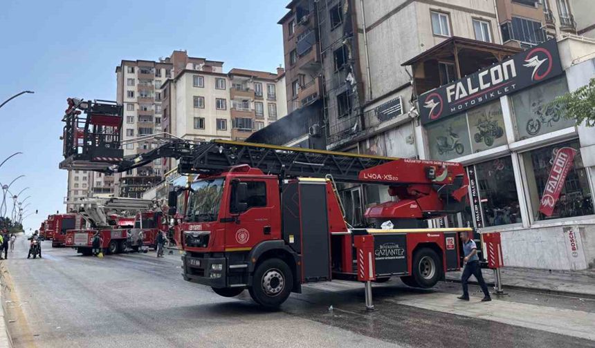 Gaziantep’te 5 katlı binada çıkan yangın söndürüldü: 23 kişi dumandan etkilendi