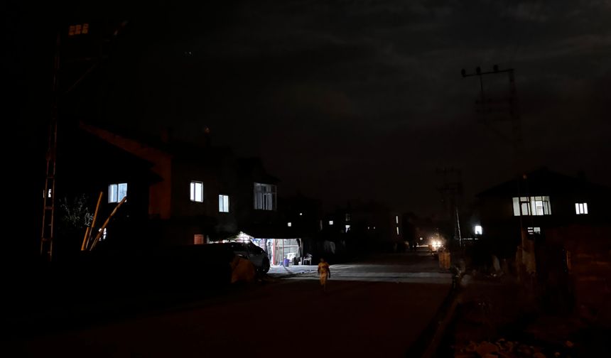 Yüksekova’nın göbeğinde karanlık sokak