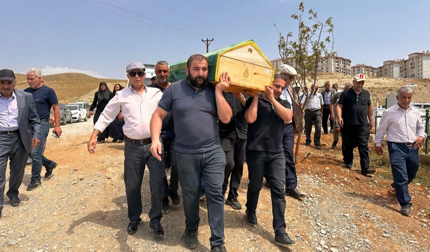İstanbul’da Hayatını Kaybeden Mevlüt Öztekin, Yüksekova’da Toprağa Verildi