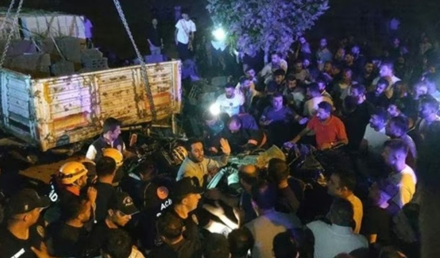 Van'da otomobil park halindeki briket yüklü tıra çarptı: 2 ölü