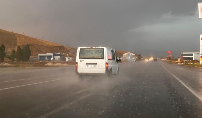 Yüksekova'da Yaz Yağmuru etkili oldu
