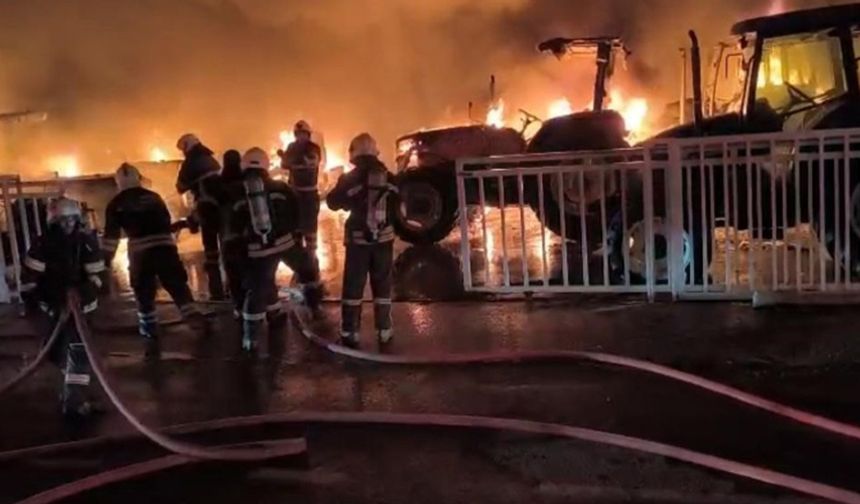 Diyarbakır'da gece yarısı alevlerle aydınlandı: 3 dükkan, 22 traktör yandı