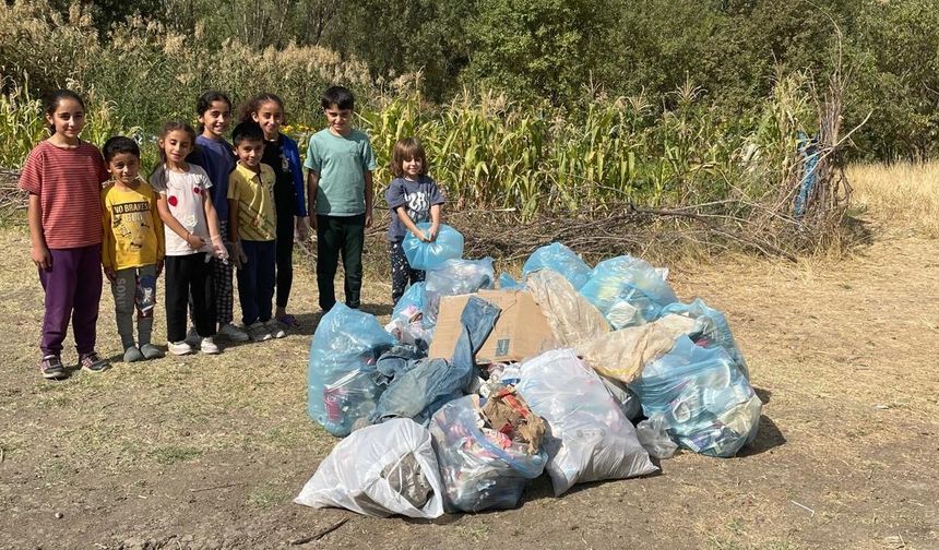 Hakkari’de minik eller çöp topladı