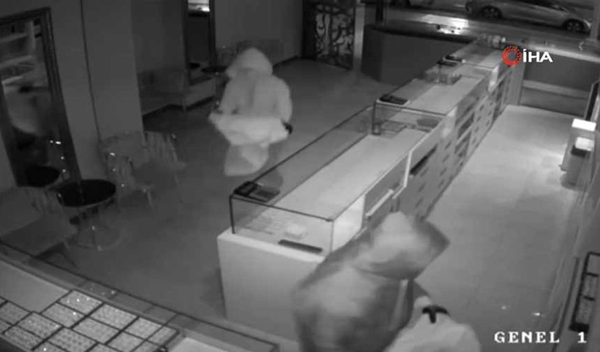 Ankara’da kuyumcudan 7 kilo altın hırsızlığı kamerada