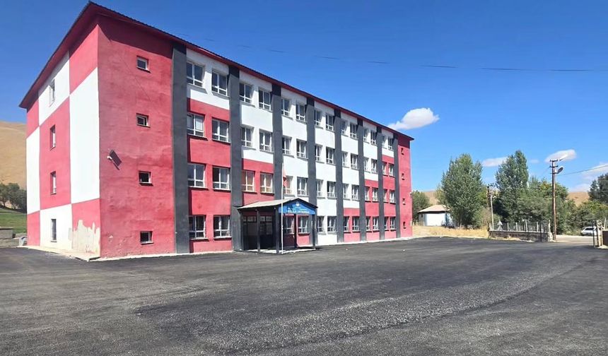 Büyükçiftlik İlkokulu bahçesi belediye tarafından asfaltlandı