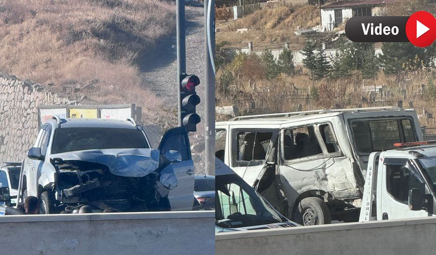 Yüksekova’da Kamyonet ile Minibüs Çarpıştı: 5 Yaralı