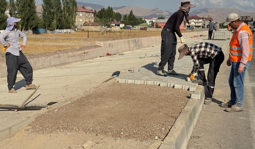 Yüksekova çevre yolunda asfalt ve kaldırım çalışmaları sürüyor