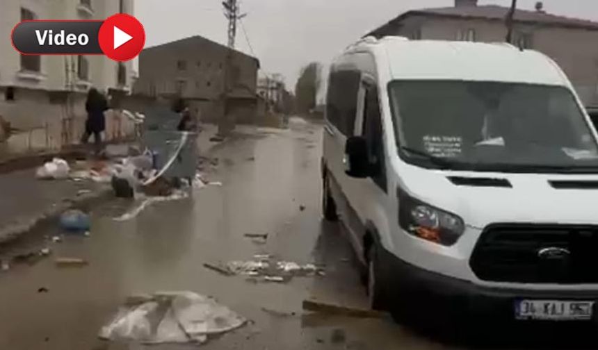 Yüksekova’da Öğrenci Servisi Doğalgaz Çukuruna Saplandı