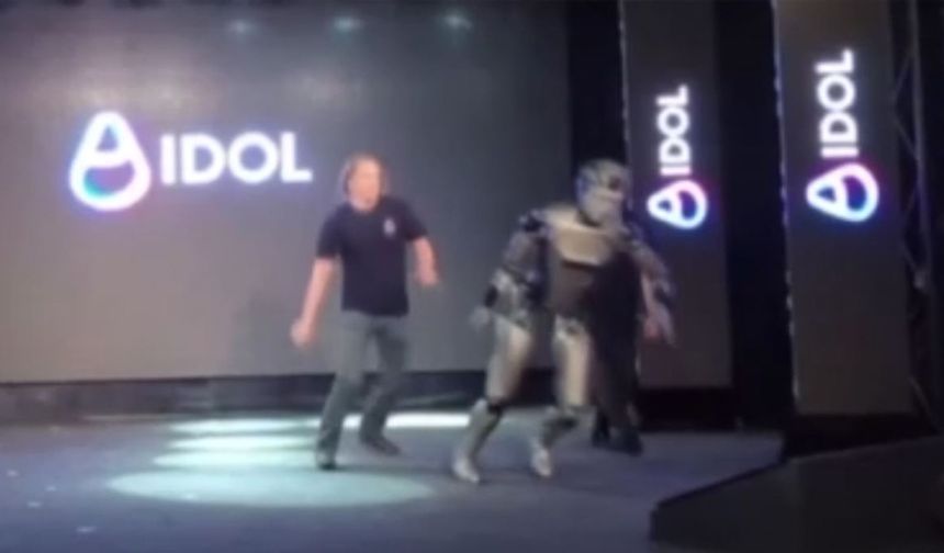 Rusya'da yapay zekalı insansı robotu tanıtım sırasında yere düştü
