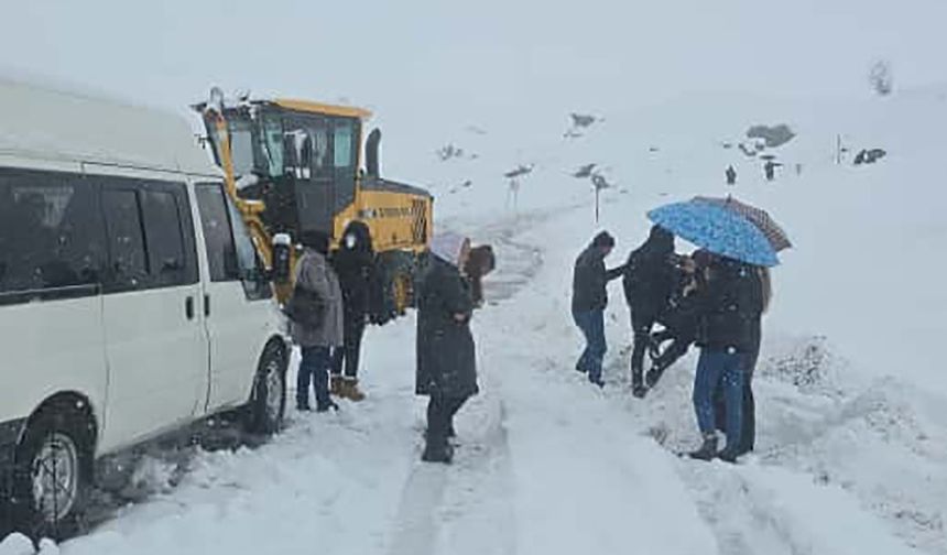 2600 rakımlı bölgede karda mahsur kalan yolcular kurtarıldı