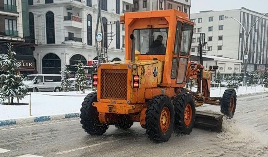 Yüksekova’da Karayolları Ekipleri Kar Temizleme Çalışmalarını Sürdürüyor