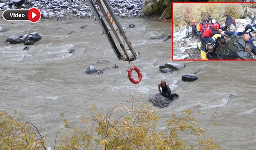 Hakkari'de araç Zap Suyu'na yuvarlandı