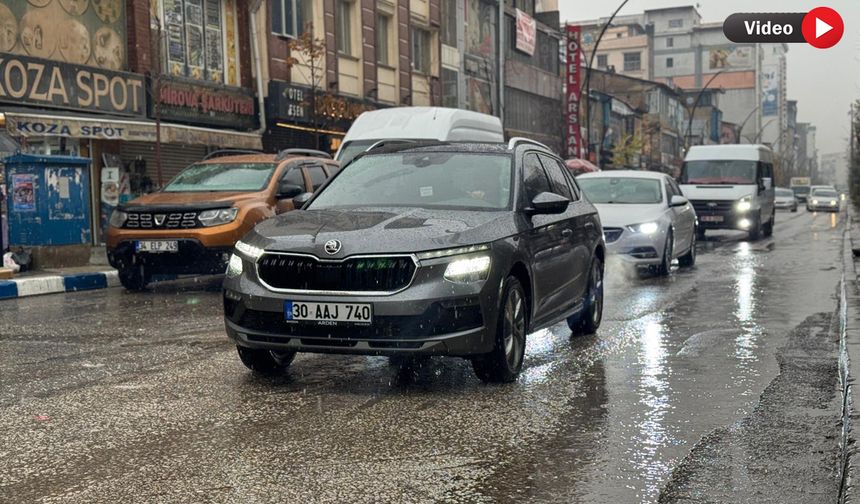 Yüksekova’da karla karışık yağmur hayatı olumsuz etkiliyor