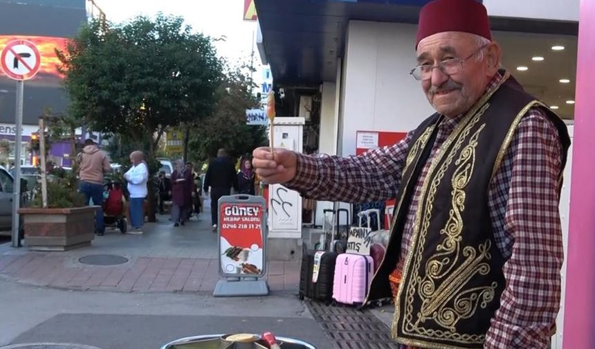 11 yaşında başladığı mesleğinde 65 yıldır sokaklarda