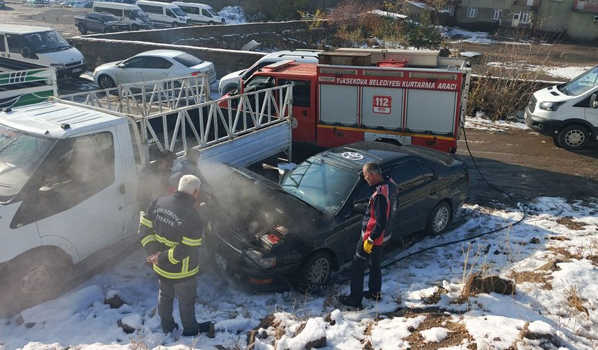 Yüksekova'da motoru alev alan araç söndürüldü