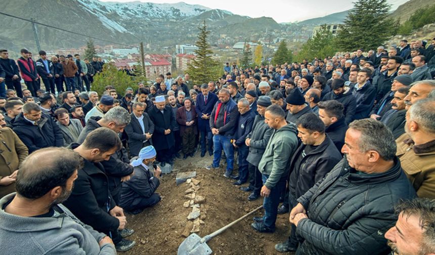 Hakkarili genç öğretmen toprağa verildi