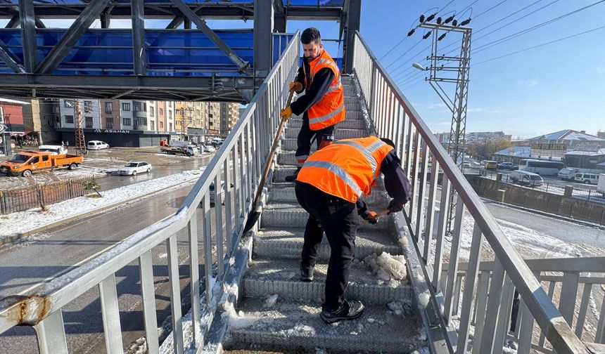 Yüksekova'da kar yağışı sonrası üst geçitlerde buz temizliği