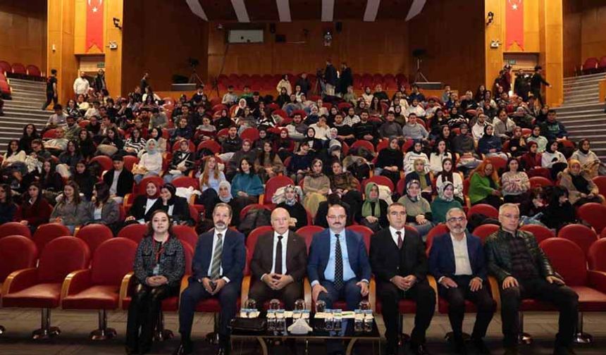 TEDXATATÜRKUNİVERSİTY "Perde" temasıyla katılımcılarla buluştu