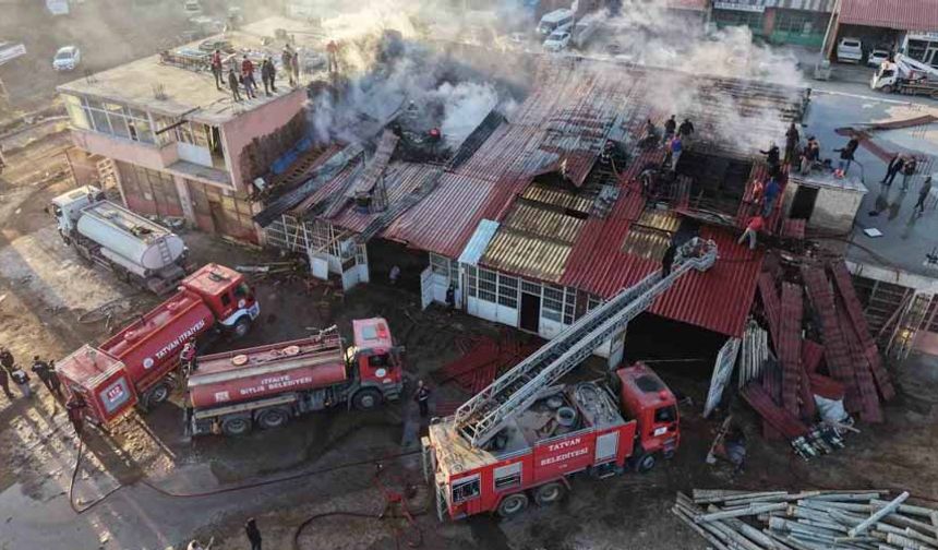 Tatvan’da kereste dükkanında yangın