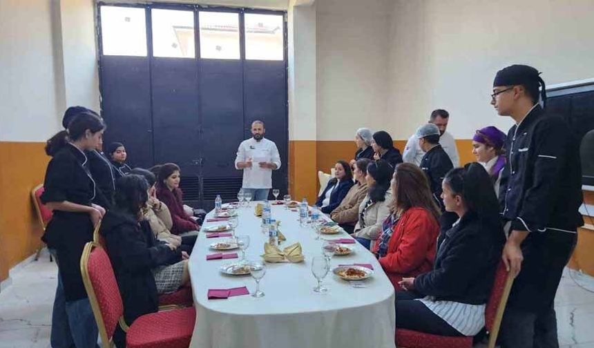 Yemekleri bu kez öğrenciler yaptı, anneler jüri oldu